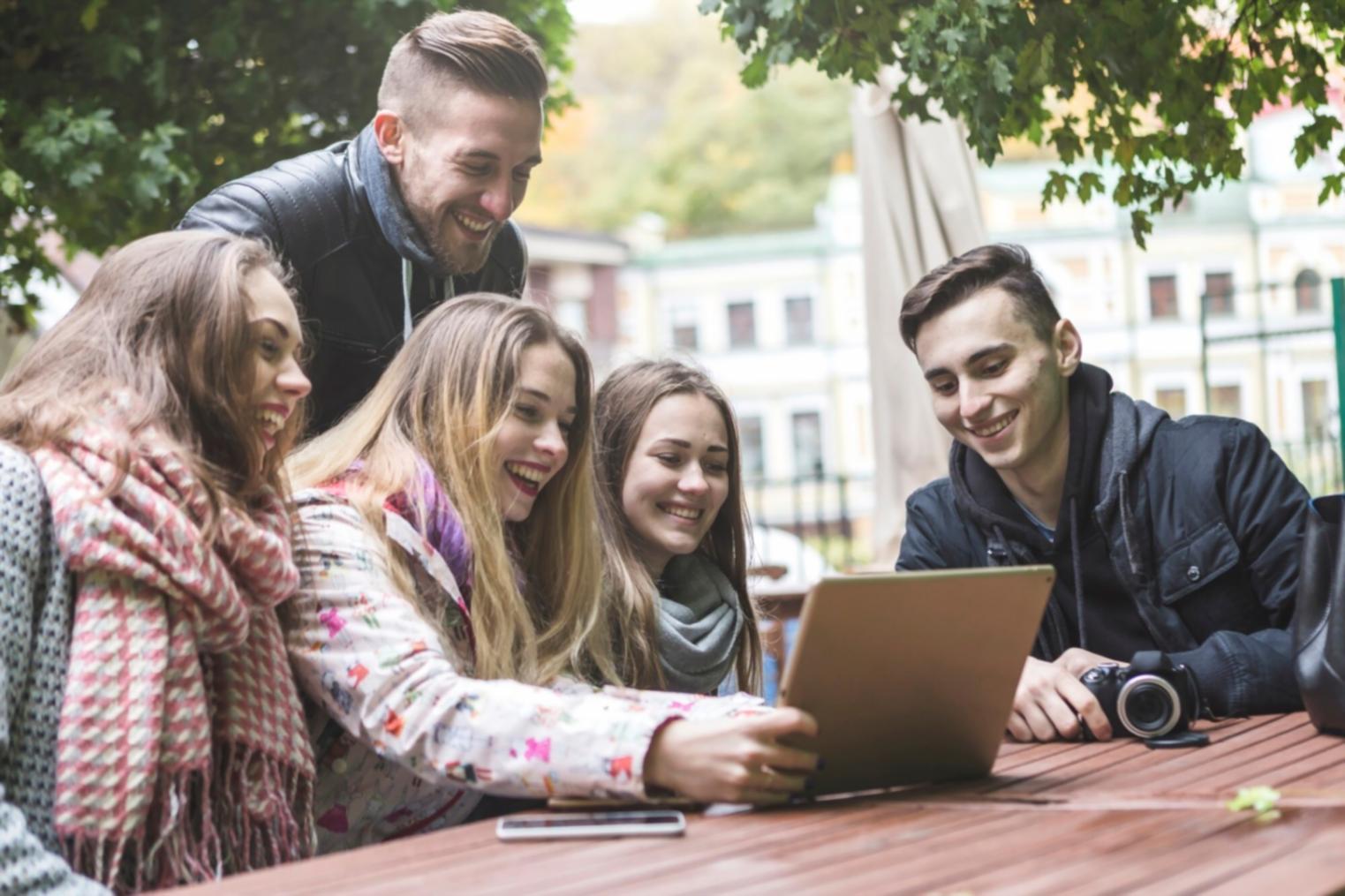 Team bei der Entwicklung kundenspezifischer Finanzlösungen